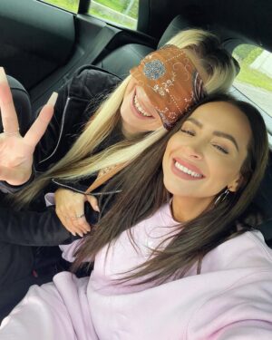 Dominika Mirgová Instagram - Toto je bckstg z točenia Bday 🎉
Vždy som chcela skladbu, ktorú pustím mojim blízkym na narodeninovej oslave 🥳 tak som takú spoločne s @adiss_og vyrobila a pozvala do nej moju @ronieofficial 👯‍♀️ prichystala som jej tajnú oslavu v @mountainchaletsvalca spolu s krásnymi ženami z Valče ❤️ a vizuál je na svete ! ďakujeme za účasť a pomoc 🙏🏼 Bday videoklip máte vonku! Za kamerou tentokrát @geminivideo 👏🏼
Dajte nám vedieť, či sa vám páči 🫶🏼 

Za street oblečenie ďakujeme @buzzsneakerssk 
a smäd na párty nám uhasil @hubertsekt 🍾

Ďakujeme za spoluprácu!