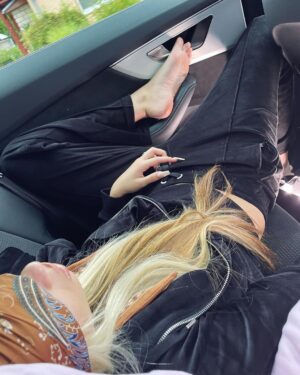 Dominika Mirgová Instagram - Toto je bckstg z točenia Bday 🎉
Vždy som chcela skladbu, ktorú pustím mojim blízkym na narodeninovej oslave 🥳 tak som takú spoločne s @adiss_og vyrobila a pozvala do nej moju @ronieofficial 👯‍♀️ prichystala som jej tajnú oslavu v @mountainchaletsvalca spolu s krásnymi ženami z Valče ❤️ a vizuál je na svete ! ďakujeme za účasť a pomoc 🙏🏼 Bday videoklip máte vonku! Za kamerou tentokrát @geminivideo 👏🏼
Dajte nám vedieť, či sa vám páči 🫶🏼 

Za street oblečenie ďakujeme @buzzsneakerssk 
a smäd na párty nám uhasil @hubertsekt 🍾

Ďakujeme za spoluprácu!