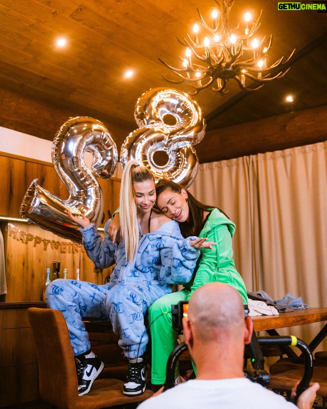 Dominika Mirgová Instagram - B-day aj s videoklipom máte nahodený už na YouTube. Naša narodeninová pesnička pre vás všetkých 🌌 užívajte! ✨ lav lav ✨ Ronie a Domi ✨
