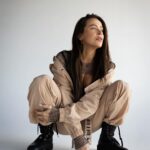 Dominika Mirgová Instagram – Čaute kamoši 🙋🏽♀️ od nového roka sa neviem nejak nakopnúť k väčšej aktivite na soc.sieťach. Popravde? Nechce sa mi 🙈 rok 2023 bol tak náročný, že ma vyštavil do poslednej kvapky, doslova vycucal, ale som živá a zdravá a to je dôležité! Užívam si každý jeden deň, nestresujem sa, viac oddychujem, robím čo ma baví, trávim čas s rodinou a blízkymi, proste GOOD LIFE ❤️ a ja za ňho ďakujem 🙏🏼
No, ale poďme k dôležitým info!
PREDPREDAJ lístkov na WONDER WOMAN TOUR sa spúšťa už tento týždeň 🔥 verím, že budete ready 💪🏼
A do kalendára si zapíš dátum 4.2. pretože ideme von s novým klipom 🎥 a ty skús uhádnuť, ktorá skladba z albumu WW to bude ! (Nápoveda: 🥳)
Majte krásny deň 🙋🏽♀️ ja sa idem konečne vytrepať z postele a dať si raňajky 😄 btw. tieto ešte októbrové fotky od @kerollajn_b.photography 🔥 som nestihla pridať, takže vám tu budem postupne dávkovať ešte fotky z minulého roka, lebo budem dobiehať zameškané 🫣😘