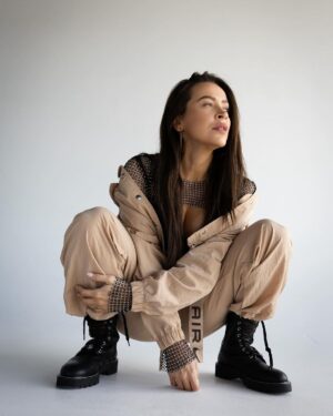 Dominika Mirgová Instagram - Čaute kamoši 🙋🏽‍♀️ od nového roka sa neviem nejak nakopnúť k väčšej aktivite na soc.sieťach. Popravde? Nechce sa mi 🙈 rok 2023 bol tak náročný, že ma vyštavil do poslednej kvapky, doslova vycucal, ale som živá a zdravá a to je dôležité! Užívam si každý jeden deň, nestresujem sa, viac oddychujem, robím čo ma baví, trávim čas s rodinou a blízkymi, proste GOOD LIFE ❤️ a ja za ňho ďakujem 🙏🏼

No, ale poďme k dôležitým info! 
PREDPREDAJ lístkov na WONDER WOMAN TOUR sa spúšťa už tento týždeň 🔥 verím, že budete ready 💪🏼 
A do kalendára si zapíš dátum 4.2. pretože ideme von s novým klipom 🎥 a ty skús uhádnuť, ktorá skladba z albumu WW to bude ! (Nápoveda: 🥳) 

Majte krásny deň 🙋🏽‍♀️ ja sa idem konečne vytrepať z postele a dať si raňajky 😄 btw. tieto ešte októbrové fotky od @kerollajn_b.photography 🔥 som nestihla pridať, takže vám tu budem postupne dávkovať ešte fotky z minulého roka, lebo budem dobiehať zameškané 🫣😘