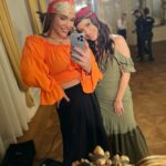 Dominika Mirgová Instagram - Môj “šukar gili” 🎥 team ❤️‍🔥 talentovaní a kreatívni ľudia 👏🏼 každý jeden z týchto ľudí odviedol skvelú prácu na natáčaní videoklipu, preto obrovská VĎAKA za to, čo sme spolu dokázali vytvoriť 🙏🏼 videoklip dosiahol za 6 dní krásnych 423k views a stále sa drží na 1 mieste 🥹 #vďačná Kaštieľ Voderady