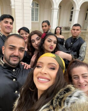 Dominika Mirgová Instagram - Môj “šukar gili” 🎥 team ❤️‍🔥 talentovaní a kreatívni ľudia 👏🏼 každý jeden z týchto ľudí odviedol skvelú prácu na natáčaní videoklipu, preto obrovská VĎAKA za to, čo sme spolu dokázali vytvoriť 🙏🏼 videoklip dosiahol za 6 dní krásnych 423k views a stále sa drží na 1 mieste 🥹 #vďačná