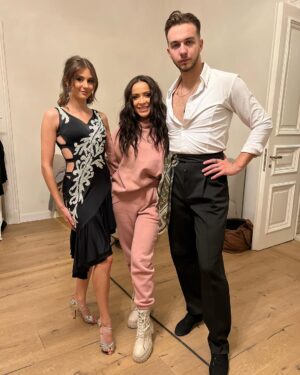 Dominika Mirgová Instagram - Môj “šukar gili” 🎥 team ❤️‍🔥 talentovaní a kreatívni ľudia 👏🏼 každý jeden z týchto ľudí odviedol skvelú prácu na natáčaní videoklipu, preto obrovská VĎAKA za to, čo sme spolu dokázali vytvoriť 🙏🏼 videoklip dosiahol za 6 dní krásnych 423k views a stále sa drží na 1 mieste 🥹 #vďačná