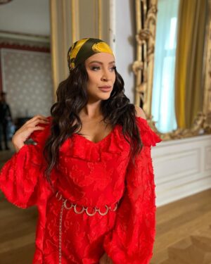 Dominika Mirgová Instagram - Ste pripravení na bašavel?? 💃🏽 
Dnes o 18:00 to vypukne 🔥 #šukargili#staytuned

💇🏽‍♀️ @jirko_blatny_official 
💄 @jessica.malba 
👗 @samuelkrajca 
🏠 @kastiel_voderady