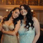 Dominika Mirgová Instagram – Možno som nedala von žiadnu novú vianočnú skladbu, no vianočný vizuál rozhodne áno 💫 pozrite na tie Venuše 🫶🏼 mám rada tú emóciu, ktorá mi ide z týchto fotiek @celbuckingham 🥹 sú krásne aj vďaka šikovným ľuďom, ktorí sa o nás a tanečníčky celé tie 2 natáčacie dni starali.
❤️ @jessica.malba @thomastomsik ĎAKUJEME ❤️
 Šaty mám z @blonde_brunette_store a priestor sme vychytali najviac tématický @spa_aphrodite , ďakujeme za vašu spoluprácu 🔥 VENUS