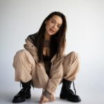 Dominika Mirgová Instagram – Čaute kamoši 🙋🏽♀️ od nového roka sa neviem nejak nakopnúť k väčšej aktivite na soc.sieťach. Popravde? Nechce sa mi 🙈 rok 2023 bol tak náročný, že ma vyštavil do poslednej kvapky, doslova vycucal, ale som živá a zdravá a to je dôležité! Užívam si každý jeden deň, nestresujem sa, viac oddychujem, robím čo ma baví, trávim čas s rodinou a blízkymi, proste GOOD LIFE ❤️ a ja za ňho ďakujem 🙏🏼
No, ale poďme k dôležitým info!
PREDPREDAJ lístkov na WONDER WOMAN TOUR sa spúšťa už tento týždeň 🔥 verím, že budete ready 💪🏼
A do kalendára si zapíš dátum 4.2. pretože ideme von s novým klipom 🎥 a ty skús uhádnuť, ktorá skladba z albumu WW to bude ! (Nápoveda: 🥳)
Majte krásny deň 🙋🏽♀️ ja sa idem konečne vytrepať z postele a dať si raňajky 😄 btw. tieto ešte októbrové fotky od @kerollajn_b.photography 🔥 som nestihla pridať, takže vám tu budem postupne dávkovať ešte fotky z minulého roka, lebo budem dobiehať zameškané 🫣😘