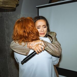 Dominika Mirgová Instagram - Konečne som sa dostala k tomuto dňu 🙈 minulý pondelok sme pokrstili album Wonder Woman 📀🍾
Toľko emócií naraz som ešte nezažila! Nedivím sa, pretože sme pokrstili moje najväčšie dielo🔥 odkedy som v tomto šoubiznise ubehlo už 16 rokov a zdá sa mi, že tvorenie ženského albumu bolo pre mňa najzdĺhavejšie a zároveň najdlhšie obdobie! “Bojovala som” celý jeden rok, aby som vám priniesla niečo nové 🥹 niečo, čo tu zanechá silnú myšlienku, posolstvo, odhodlanosť, vzopretie, silu vážiť si samú seba v akomkoľvek smere! Sme ŽENY! A tie sú pre mňa najsilnejšími bytosťami ❤️ sama som si to vyskúšala “byť xy krát na dne” a aj keď tých pádov nebolo málo, dokázala som sa opäť postaviť na nohy 🙏🏼 
Preto som sa rozhodla, že tento album musí pokrstiť žena, ktorá je v mojich očiach najväčšou Wonder Woman a tou je jednoznačne moja mama @majka.mirgova ❤️ Ďakujem ti mami 😘 ľúbim ťa!
Ďakujem všetkým, ktorí mi pomohli vytvoriť toto dielo, pretože ten úspech nie je len môj, ale aj celého môjho teamu ľudí s ktorými pracujem a sú po mojom boku, niektorí aj 24/7 🫶🏼 dali sme to 💪🏼 určite aj vďaka vašej podpore moji verní ❤️❤️❤️

Album WONDER WOMAN nájdeš stále v predaji na shope rukahore spoločne s novým merchom 🔥

📸 @richard_zimm

Ďakujeme aj za nádherné priestory @nibblesiphouse ✨
