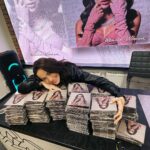Dominika Mirgová Instagram - 3.12. som podpisovala môj siedmy album s názvom Wonder Woman 🔥 rok a pol tvrdej práce, 12 plnohodnotných pesničiek, 7 ženských spoluprác, luxusný cover a xy ľudí za týmto všetkým 🥹 Obrovské ĎAKUJEM @adiss_og @maxosramek @stevie_cikos @lil_maxx____ @marek_surin ,ktorí dali dokopy hudobnú zložku, o cover albumu sa postarali @kerollajn_b.photography @jessica.malba @jirko_blatny_official @anci.strike a grafiku 📀 zbúchal nikto iný ako @adiss_og 🔥🙏🏼 Som na nás hrdá 🥹 bol to kus tŕnistej cesty, ale dali sme to 💪🏼👏🏼 Album je podpísaný a od pondelka 4.12. aj úspešne pokrstený 🍾 a poslaný k vám domov 🙌🏼 Na shope @rukahore nájdeš ešte pár podpísaných kusov, tak neváhaj a objednávaj, aby sa ti ušlo! Dokonca tam máš aj balíček s tričkom, alebo mikinu, vak, všetko s mojim rukopisom Wonder Woman 🔥🔥 ĎAKUJEM vám mojim najvernejším,ktorí aj napriek novej dobe stále podporujú umelcov formou kúpou albumu, aj keď si ho možno už nemajú kde pustiť a kupujú si ho napr. do zbierky, to je tak krásne 🥲 VĎAKA vám to má význam robiť 🫶🏼 Máš už album WW 🦸🏽‍♀️?