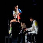Dominique Devenport Instagram - FRIVOLE LIEDER - Ein musikalischer Rausch @volkstheaterrostock Grosses Dankeschön für die heiteren Proben, eventuelles oversharing und die fetzige interne Vorstellung - jetzt hoffen wir alle auf eine baldige offizielle Premiere ♡ @da_pfluger @klaraeham @felix_thewanger @fannyholzer @yungvoit @arne_bloch Bastian Inglin John R. Carlson 📸: @mircomirzow