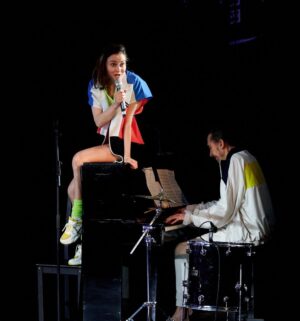 Dominique Devenport Instagram - FRIVOLE LIEDER - Ein musikalischer Rausch
@volkstheaterrostock 

Grosses Dankeschön für die heiteren Proben, eventuelles oversharing und die fetzige interne Vorstellung
- jetzt hoffen wir alle auf eine baldige offizielle Premiere ♡ 

@da_pfluger 
@klaraeham 
@felix_thewanger 
@fannyholzer 
@yungvoit 
@arne_bloch 
Bastian Inglin
John R. Carlson

📸: @mircomirzow