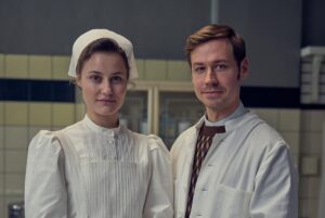 Dominique Devenport Instagram - 🔥Die Dreharbeiten für DAVOS gehen weiter!🔥

🔥We continue shooting DAVOS!🔥

DE:
Nach einer Weihnachtspause drehen wir unsere neue historische Drama-Serie weiter, eine schweizerisch-deutsche Koproduktion.

DE🎞:
Die Schweiz während des ersten Weltkrieges: Die Bündner Krankenschwester Johanna Gabathuler gerät unerwartet zwischen Fronten heimlich in Davos operierender Spione. Um ihre uneheliche Tocher zurückzugewinnen lässt sie sich auf ein tödliches Spiel mit dem deutschen Geheimdienst ein - und wird damit plötzlich Teil eines Planes der über Krieg oder Frieden entscheidet.

EN:
After a Christmas-break we are now continuing with our new historical-drama series DAVOS, a Swiss and German co-production.

EN🎞:
Switzerland during the first World War: Swiss nurse Johanna Gabathuler accidentally finds herself confronted with spies secretly operating in Davos. In order to find her illegitimate child she agrees on a dangerous deal with the German secret service - and unwantedly becomes part of a plan that will decide over war or peace.

Directors:
@ancamirunaaa 
@janericmack 
#christiantheede 

Authors:
#adrianillien
#juliapenner 
#thomashess 
#michaelsauter 

DOP:
@tobiden 
#timonschäppi 

Cast:
#jeanettehain 
#davidkross 
@schinzanna 
@svenschelker 
@casparkaeser 
#hanspetermüllerdrossaart 
@sunnyi_melles 
@kathigschnell 
#pierresiegenthaler 

📸
@moraphoto_stills 
@frankdicksphotographer 

@contrastfilm.ch @studio.hamburg.produktion @srfschweizerradioundfernsehen @ard_degeto #letterboxfilmproduktion 

#davosserie