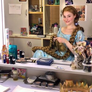 Dominique Devenport Instagram - Noch schnell den Zopf fertig flechten und auf geht‘s - wir spielen RAPUNZEL am @volkstheaterrostock 
mit
@felix_thewanger 

📸: Frank Hormann
