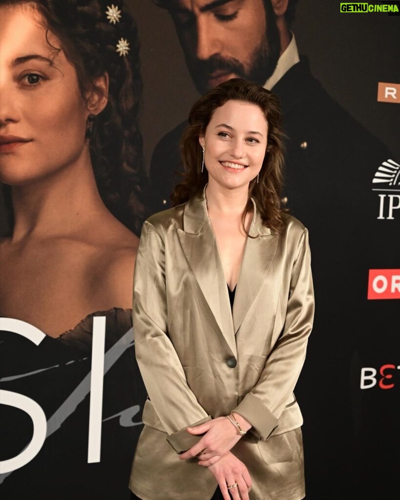 Dominique Devenport Instagram - Thank you for the beautiful premiere of SISI season 2 in Vienna👑 Thank you to @jannik.schuemann @giovanni_funiati @david.korbmann @romy__schroeder @tanjaschleiff_official @murathanmuslu #juliastemberger @desireenosbuschofficial @paulinerenevier @amanda.dagloria @mariesophievonreibnitz #borisaljinovic vor being a wonderful cast thank you @franziska_aigner_casting for finding this amazing cast! and thank you to @ls_pr_communications @gina_mueser for being there with me and always having my back:) Thank you to @fakepr.berlin @josephfashion @tiffanyandco for the beautiful outfit, I loved it ♡ @sisi.rtl @storyhouseproductions @rtlplus