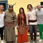 Donia Samir Ghanem Instagram - مشروع كبير تعبنا فيه جداً عشان نقدر نعمل حاجة تسعدكم #جت_سليمة شكراً للمنتج محمد أحمد السبكي الشاطر جداااااااا اللي مش بيسيب ولا تفصيلة صغيرة غير لما يكون مطمن انها متنفذة علي أكمل وجه شكرا علي مجهودك الكبير و اهتمامك شكراً المنتج الكبير "الأب" أحمد السبكي اللي بيحب الفن حب غير عادي و نفسه دايما انه يقدم أعمال تعجب الناس شكرا ل كريم و خالد السبكي ربنا يخليكوا لبعض 🙏 شكرا محمد سلام اللي فعلا بستمتع وانا بمثل معاه لإن تمثيله و إفيهاته و إحساسه out of the box و أعتقد بيبان عليا كل مرة بنشتغل مع بعض شكرا استاذ خالد الصاوي الجامد أكتر ممثل عنده ضمير في الدنيا و تفاني في العمل غير طبيعي انا فعلا بتفرج عليك و بتعلم و بسرح في أدائك العبقري اللي فيه الجد ممزوج بالهزار بدرجة مظبوطة جدا شكرا أ/ سامي مغاوري الفنان القدير السهل الممتنع اللي وجوده بيضيف إضافة غير طبيعية ربنا يديك الصحة شكرا استاذة هالة فاخر الراقية، قدمت شخصية بإبهار شديد و بتميز ، كل مشهد ليكي بيحسسني بسعادة ك مشاهدة من قبل حتي ما تتكلمي شكرا محمد ثروت،، انت عملت الشخصية بطريقة جديدة و بخفة دم فظيعة كالعادة شكرا للقديرة المتمكنة جدا جدا جدا سلوي خطاب، نورتينا و وصلتي رسالة عظيمة من خلال إتقانك لشخصيتك و استحملتي الميك اب الصعب ده لعدد ساعات طويل جدا في سبيل انك تعملي الشخصية كويس شكرا للقديرة سلوي محمد علي أدائك ل أم العريف غير متوقع و مش كليشيه تماما، أول مرة أحس ان الساحرة او ال witch قريبة مننا كده و انسانة عادية لكن عندها قدرات و شر و في نفس الوقت هزار حقيقي أمتعتينا شكرا للجميلة رحاب الجمل كنتي لذيذة جدا بجد و انا سعيدة اوي اني اشتغلت معاكي لإني من معجبينك شكرا مايان السيد الموهوبه جدا البسكوتة المجتهدة اللي تدخل القلب في سواني، عندك قبول فظيع ما شاء الله و ذكاء في التمثيل بيخليكي مميزة جدا و انا شخصيًا حبيتك أكتر لما اشتغلت معاكي ربنا يوفقك يا حبيبتي شكرا للحلوين كيمز وصلاح الدالي انتوا فعلا أثبتوا ان الكوميديان ممكن يثبت نفسه في أي مشهد حتي لو مساحة الدور أقل من قدراته شكرا الطفل ادم النحاس "عمر" انت بجد ما شاء الله موهوب اوي و فنان اوي و صوتك حلو اوي اوي اوي ما شاء الله والطفل ادم نور "رعد" انت شاطر اوي و أقنعتني أوي في الأول و بعد ما اتغيرت كمان برافو عليك شكرا للفنان الكبير اللي انا بعشقه و ماقدرش اكون في عمل هو مش فيه بيومي فؤاد انت أضافتلنا الكوميديا بتاعتك اللي ماحدش بيعرف يعملها غيرك.. عملتلنا نعنشة في المسلسل من فضلكوا تابعوا البوست التاني