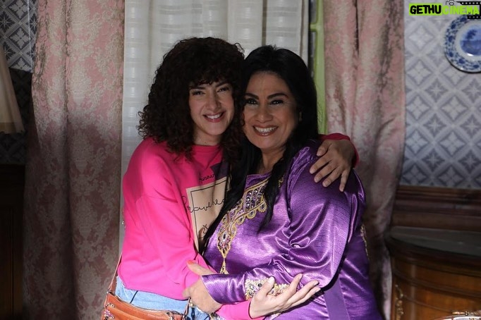Donia Samir Ghanem Instagram - مشروع كبير تعبنا فيه جداً عشان نقدر نعمل حاجة تسعدكم #جت_سليمة شكراً للمنتج محمد أحمد السبكي الشاطر جداااااااا اللي مش بيسيب ولا تفصيلة صغيرة غير لما يكون مطمن انها متنفذة علي أكمل وجه شكرا علي مجهودك الكبير و اهتمامك شكراً المنتج الكبير "الأب" أحمد السبكي اللي بيحب الفن حب غير عادي و نفسه دايما انه يقدم أعمال تعجب الناس شكرا ل كريم و خالد السبكي ربنا يخليكوا لبعض 🙏 شكرا محمد سلام اللي فعلا بستمتع وانا بمثل معاه لإن تمثيله و إفيهاته و إحساسه out of the box و أعتقد بيبان عليا كل مرة بنشتغل مع بعض شكرا استاذ خالد الصاوي الجامد أكتر ممثل عنده ضمير في الدنيا و تفاني في العمل غير طبيعي انا فعلا بتفرج عليك و بتعلم و بسرح في أدائك العبقري اللي فيه الجد ممزوج بالهزار بدرجة مظبوطة جدا شكرا أ/ سامي مغاوري الفنان القدير السهل الممتنع اللي وجوده بيضيف إضافة غير طبيعية ربنا يديك الصحة شكرا استاذة هالة فاخر الراقية، قدمت شخصية بإبهار شديد و بتميز ، كل مشهد ليكي بيحسسني بسعادة ك مشاهدة من قبل حتي ما تتكلمي شكرا محمد ثروت،، انت عملت الشخصية بطريقة جديدة و بخفة دم فظيعة كالعادة شكرا للقديرة المتمكنة جدا جدا جدا سلوي خطاب، نورتينا و وصلتي رسالة عظيمة من خلال إتقانك لشخصيتك و استحملتي الميك اب الصعب ده لعدد ساعات طويل جدا في سبيل انك تعملي الشخصية كويس شكرا للقديرة سلوي محمد علي أدائك ل أم العريف غير متوقع و مش كليشيه تماما، أول مرة أحس ان الساحرة او ال witch قريبة مننا كده و انسانة عادية لكن عندها قدرات و شر و في نفس الوقت هزار حقيقي أمتعتينا شكرا للجميلة رحاب الجمل كنتي لذيذة جدا بجد و انا سعيدة اوي اني اشتغلت معاكي لإني من معجبينك شكرا مايان السيد الموهوبه جدا البسكوتة المجتهدة اللي تدخل القلب في سواني، عندك قبول فظيع ما شاء الله و ذكاء في التمثيل بيخليكي مميزة جدا و انا شخصيًا حبيتك أكتر لما اشتغلت معاكي ربنا يوفقك يا حبيبتي شكرا للحلوين كيمز وصلاح الدالي انتوا فعلا أثبتوا ان الكوميديان ممكن يثبت نفسه في أي مشهد حتي لو مساحة الدور أقل من قدراته شكرا الطفل ادم النحاس "عمر" انت بجد ما شاء الله موهوب اوي و فنان اوي و صوتك حلو اوي اوي اوي ما شاء الله والطفل ادم نور "رعد" انت شاطر اوي و أقنعتني أوي في الأول و بعد ما اتغيرت كمان برافو عليك شكرا للفنان الكبير اللي انا بعشقه و ماقدرش اكون في عمل هو مش فيه بيومي فؤاد انت أضافتلنا الكوميديا بتاعتك اللي ماحدش بيعرف يعملها غيرك.. عملتلنا نعنشة في المسلسل من فضلكوا تابعوا البوست التاني