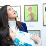 Donia Samir Ghanem Instagram - النهاردة زرت جناح أرت كايرو في المتحف المصري الكبير علشان أتفرج على الرسومات الجميلة لفنانين صغيرين استفادوا من برامج حماية الطفل في يونيسف. انبهرت برسوماتهم والقصص اللي بتحكيها، قصص الأمل برغم التحديات اللي واجهوها، واللي من خلال الفن عرفوا يتجاوزوها. أنا بشجعكم إنكم تزوروا المعرض وتشوفوا الأعمال الفنية الجميلة اللي عملها الأطفال الموهوبين. @unicef.egypt @artcairoofficial @grandegyptianmuseum