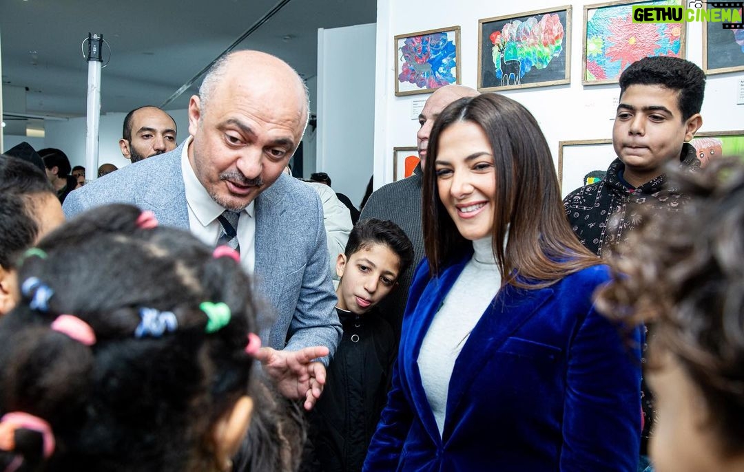 Donia Samir Ghanem Instagram - النهاردة زرت جناح أرت كايرو في المتحف المصري الكبير علشان أتفرج على الرسومات الجميلة لفنانين صغيرين استفادوا من برامج حماية الطفل في يونيسف. انبهرت برسوماتهم والقصص اللي بتحكيها، قصص الأمل برغم التحديات اللي واجهوها، واللي من خلال الفن عرفوا يتجاوزوها. أنا بشجعكم إنكم تزوروا المعرض وتشوفوا الأعمال الفنية الجميلة اللي عملها الأطفال الموهوبين. @unicef.egypt @artcairoofficial @grandegyptianmuseum