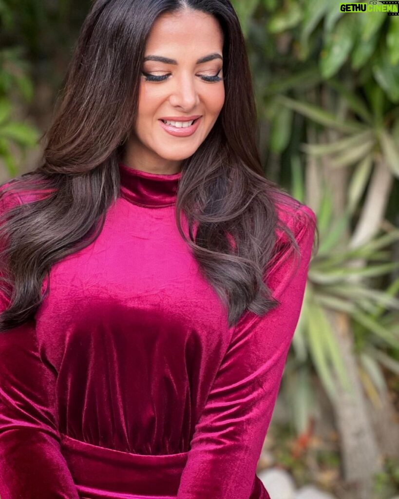 Donia Samir Ghanem Instagram - Red velvet is not only a cake 🤣 Make up @fatmabahgat Hairdresser @rizkhairstudio Earrings @aliakhafaga