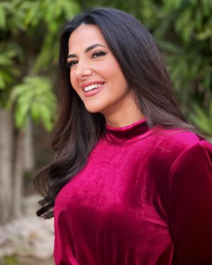 Donia Samir Ghanem Instagram - Red velvet is not only a cake 🤣

Make up @fatmabahgat 
Hairdresser @rizkhairstudio 
Earrings @aliakhafaga