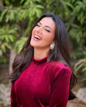 Donia Samir Ghanem Instagram - Red velvet is not only a cake 🤣

Make up @fatmabahgat 
Hairdresser @rizkhairstudio 
Earrings @aliakhafaga