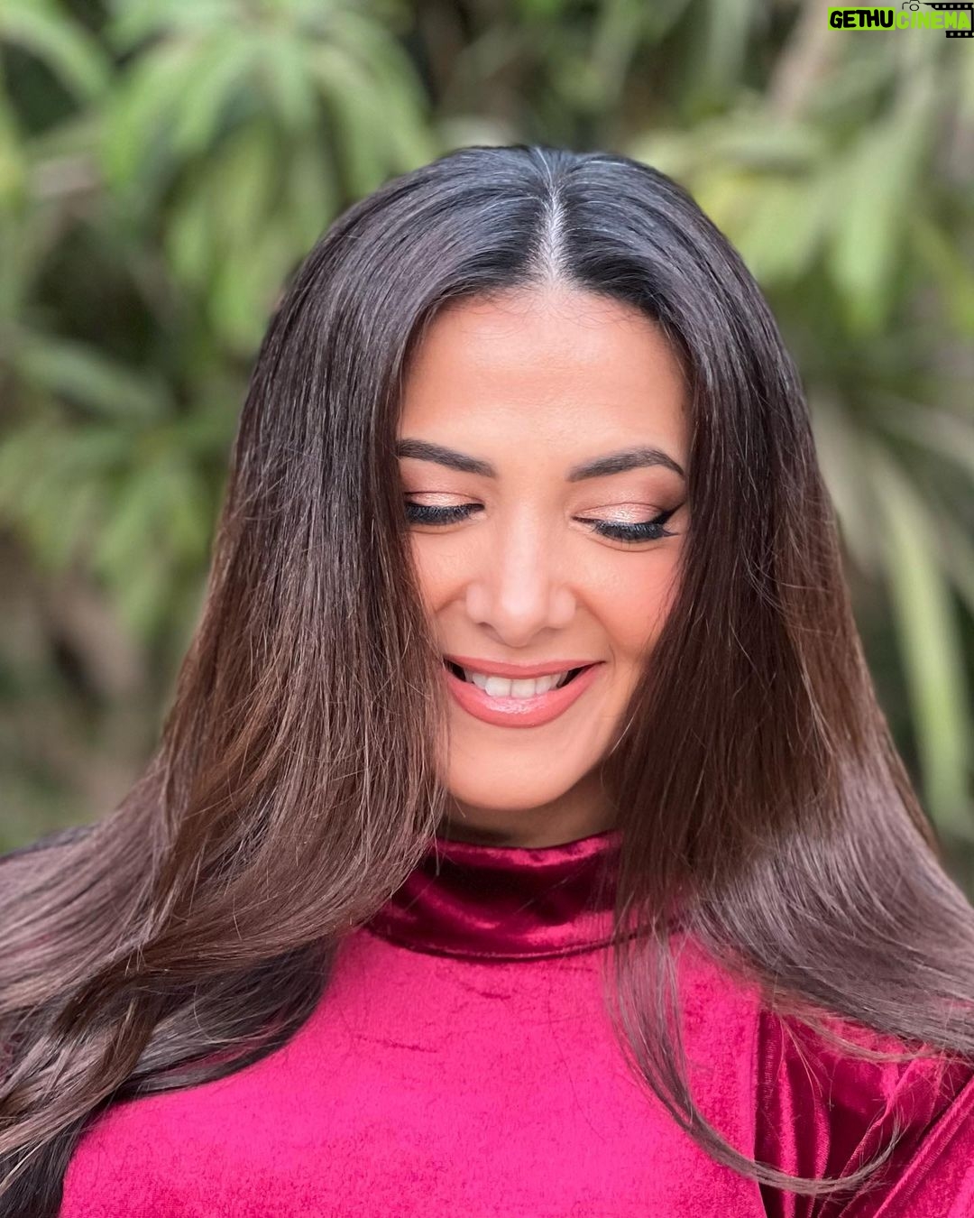 Donia Samir Ghanem - 202.7K Likes - Red velvet is not only a cake 🤣
Make up @fatmabahgat
Hairdresser @rizkhairstudio
Earrings @aliakhafaga