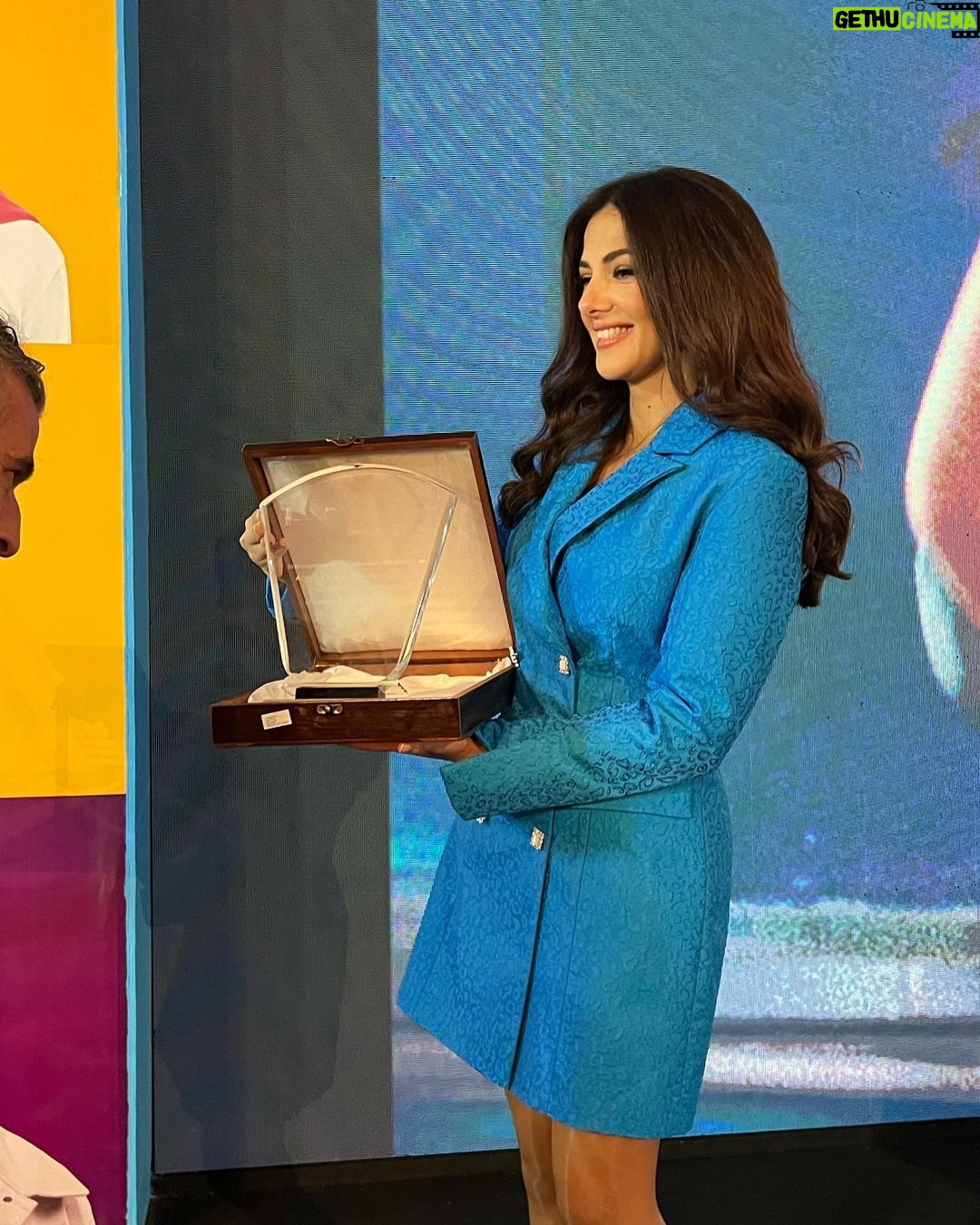 Donia Samir Ghanem Instagram - النهاردة اتبسطت جدًا بحضوري لحفل إطلاق حملة #اختلافنا_مش_بيفرقنا وأغنيتي الجديدة "#لينا_حق" اللي بتأكد على أهمية حق الأطفال في الحماية وفي فرصة عادلة مهما كانت ظروفهم أو قدراتهم. هستنى فيديوهات مشاركتكم في التحدي اللي هعلنه قريب جدًا 😍 الحملة دي بدعم من برنامج آفاق، وهو شراكة بين سفارة هولندا في مصر، ومؤسسة التمويل الدولية، ومنظمة العمل الدولية ، ومفوضية الأمم المتحدة لشؤون اللاجئين، ويونيسف. وبشكر بشكل خاص شبكة كرتون نتورك لمساهمتها في إنتاج الأغنية. #مش_لوحدي Instagram: @UNHCREgypt @ifc_org @iloinfo @unicef.egypt