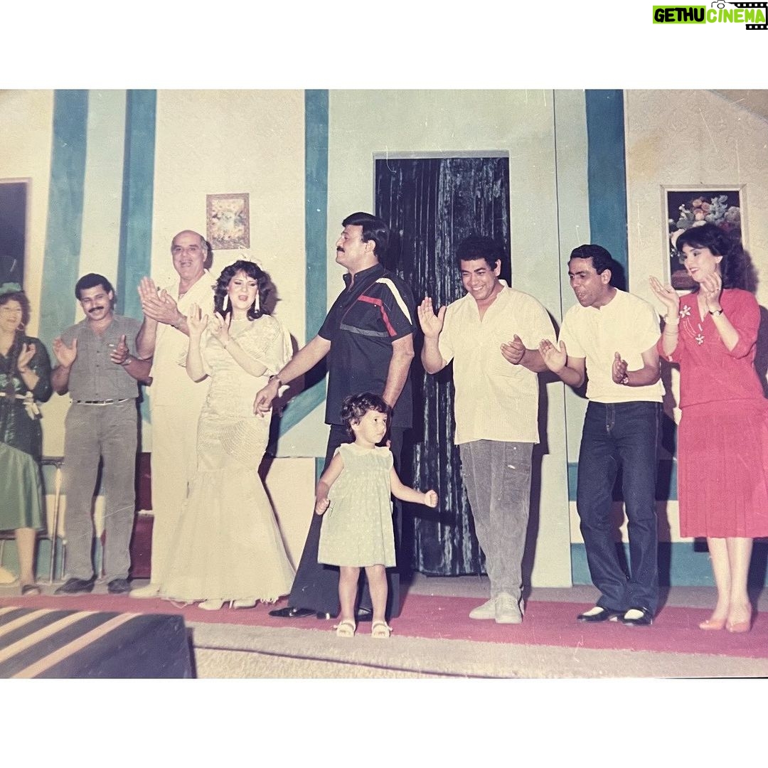 Donia Samir Ghanem Instagram - الصورة دي من مسرحية فارس و بني خيبان و كان عندي وقتها سنة او سنتين و معرفش ليه كنت بحب أطلع جنب بابي و مامي علي المسرح في وقت تحية الجمهور بس لما كبرت عرفت 🙂 الصورة التانية من تحيتي للجمهور العظيم "أهلي" في مسرحية آنستونا اللي بتتعرض دلوقتي وانا في وسط كل النجوم و صناع العمل اللي متشرفة بوجودي معاهم الصورة دي فيها حلمي بيتحقق و اللحظة دي هي أكتر لحظة بحس فيها كل يوم ان بابي و مامي واقفين جنبي و بيبصولي بحب و فرحانين بيا و بعمل أقصي ما عندي من مجهود عشان بس الناس تسقفلي و أحس بيهم حواليا بابي و مامي بحبكوا أوي ربنا يرحمكم يا رب