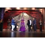 Donia Samir Ghanem Instagram - الصورة دي من مسرحية فارس و بني خيبان و كان عندي وقتها سنة او سنتين و معرفش ليه كنت بحب أطلع جنب بابي و مامي علي المسرح في وقت تحية الجمهور بس لما كبرت عرفت 🙂 الصورة التانية من تحيتي للجمهور العظيم "أهلي" في مسرحية آنستونا اللي بتتعرض دلوقتي وانا في وسط كل النجوم و صناع العمل اللي متشرفة بوجودي معاهم الصورة دي فيها حلمي بيتحقق و اللحظة دي هي أكتر لحظة بحس فيها كل يوم ان بابي و مامي واقفين جنبي و بيبصولي بحب و فرحانين بيا و بعمل أقصي ما عندي من مجهود عشان بس الناس تسقفلي و أحس بيهم حواليا بابي و مامي بحبكوا أوي ربنا يرحمكم يا رب
