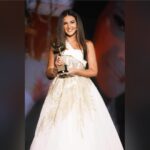 Donia Samir Ghanem Instagram – شكرا لمهرجان الفضائيات العربية علي جائزة افضل ممثلة كوميدي عن مسلسل #جت_سليمة بتصويت الجمهور العظيم اللي دايما بيساندني ❤️🙏🙏
Thanks for my glam team 
Styled by @jonymatta 
Dress @edwardarsouniofficial 
Make up @fatmabahgat 
Hairdresser @ahmed__mounir 
Jewelry @cherifelsirganyjoailliers 
Photographer @ahmedmehana 
Special thanx to my friend @lobnaderbalastudio 
for ur help & continuous support 😘