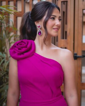 Donia Samir Ghanem Instagram - ‏‎شكرا لإذاعة @nrjegypt  علي جوائز مسلسل #جت_سليمة جائزة أحسن ممثلة كوميدية بتصويت أغلي جمهور ❤️🙏 و جائزة احسن مسلسل كوميدي من لجنة التحكيم المحترمة 
و جائزه احسن استايلست  حسن مصطفي
و تكريم كريم يوسف مؤلف المسلسل و المؤلفة ندي عزت
و المؤلفين سامح جمال و أشرف نصر و تكريم مخرج العمل اسلام خيري
و جائزه افضل مسلسل كوميدي محمد احمد السبكي 

‏Thanks for my glam team 🙏
‏Jumpsuit @ateliermamzi 😘
‏Make up by @fatmabahgat ❤️
‏Hairstyle by @ahmed_mounir 👌
Photographer @lobnaderbalastudio 🤗
Earrings @aliakhafaga 😍
Best friend award @seifozzz 🤣
