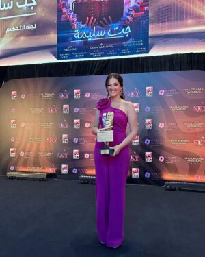Donia Samir Ghanem Instagram - ‏‎شكرا لإذاعة @nrjegypt  علي جوائز مسلسل #جت_سليمة جائزة أحسن ممثلة كوميدية بتصويت أغلي جمهور ❤️🙏 و جائزة احسن مسلسل كوميدي من لجنة التحكيم المحترمة 
و جائزه احسن استايلست  حسن مصطفي
و تكريم كريم يوسف مؤلف المسلسل و المؤلفة ندي عزت
و المؤلفين سامح جمال و أشرف نصر و تكريم مخرج العمل اسلام خيري
و جائزه افضل مسلسل كوميدي محمد احمد السبكي 

‏Thanks for my glam team 🙏
‏Jumpsuit @ateliermamzi 😘
‏Make up by @fatmabahgat ❤️
‏Hairstyle by @ahmed_mounir 👌
Photographer @lobnaderbalastudio 🤗
Earrings @aliakhafaga 😍
Best friend award @seifozzz 🤣