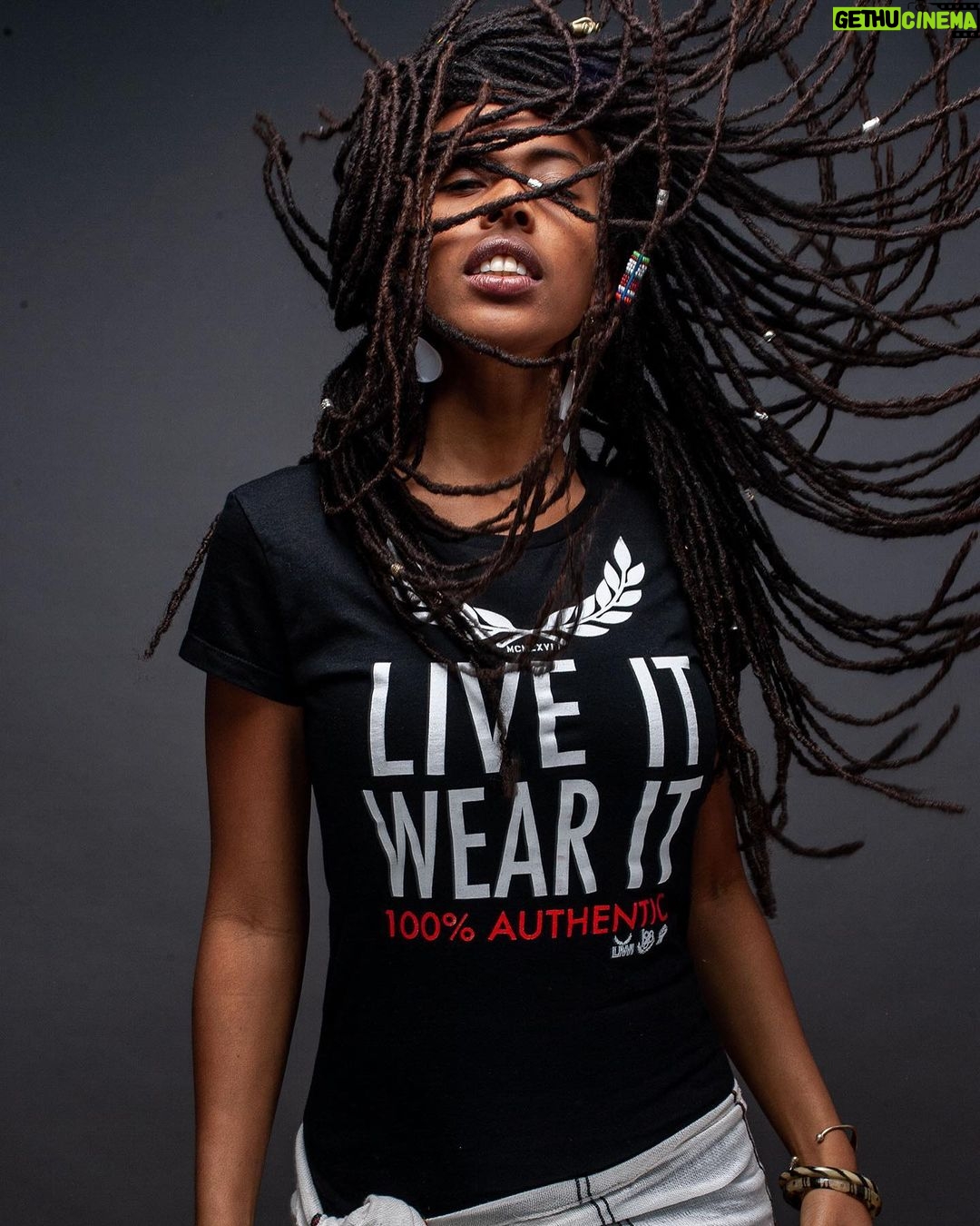 Donisha Rita Claire Prendergast Instagram - RISE & GRIND: The difference between great people and everyone else is that great people create their lives actively, while everyone else is created by their lives, passively waiting to see where life takes them next. . The difference between the two is their growth mindset. As Bob Marley would say… Love the life you live. Live the life you love. Remember, the great possessions of life are not simply those things we discover on the outside, but what we also discover and develop within. BE Blessed, BE Positive. . LIVE IT. WEAR IT. . 📸 @nathanielinc 🇯🇲 @iamdonisha 👕 @l.i.w.i.68
