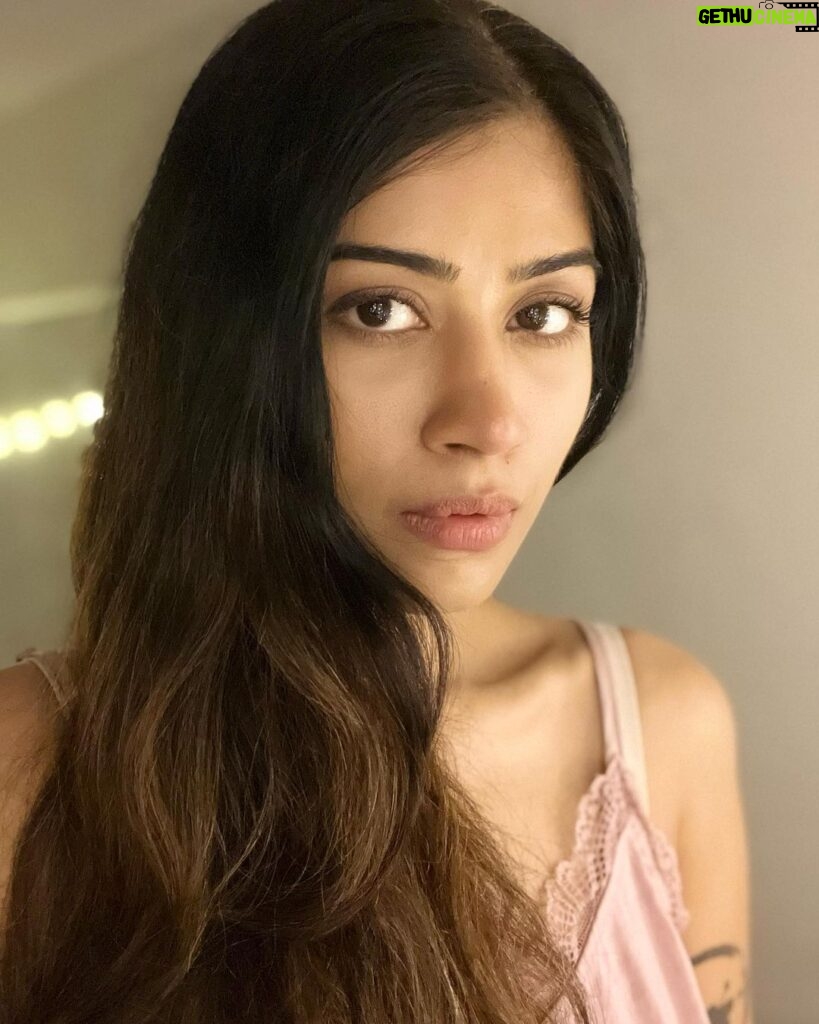 Donna Munshi Instagram - No edit or filters because laziness shall always precede 🙌🏼 and yes, there’s makeup on…. didn’t wake up looking like this 🥸