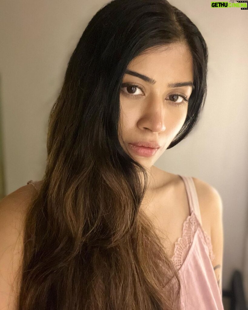 Donna Munshi Instagram - No edit or filters because laziness shall always precede 🙌🏼 and yes, there’s makeup on…. didn’t wake up looking like this 🥸