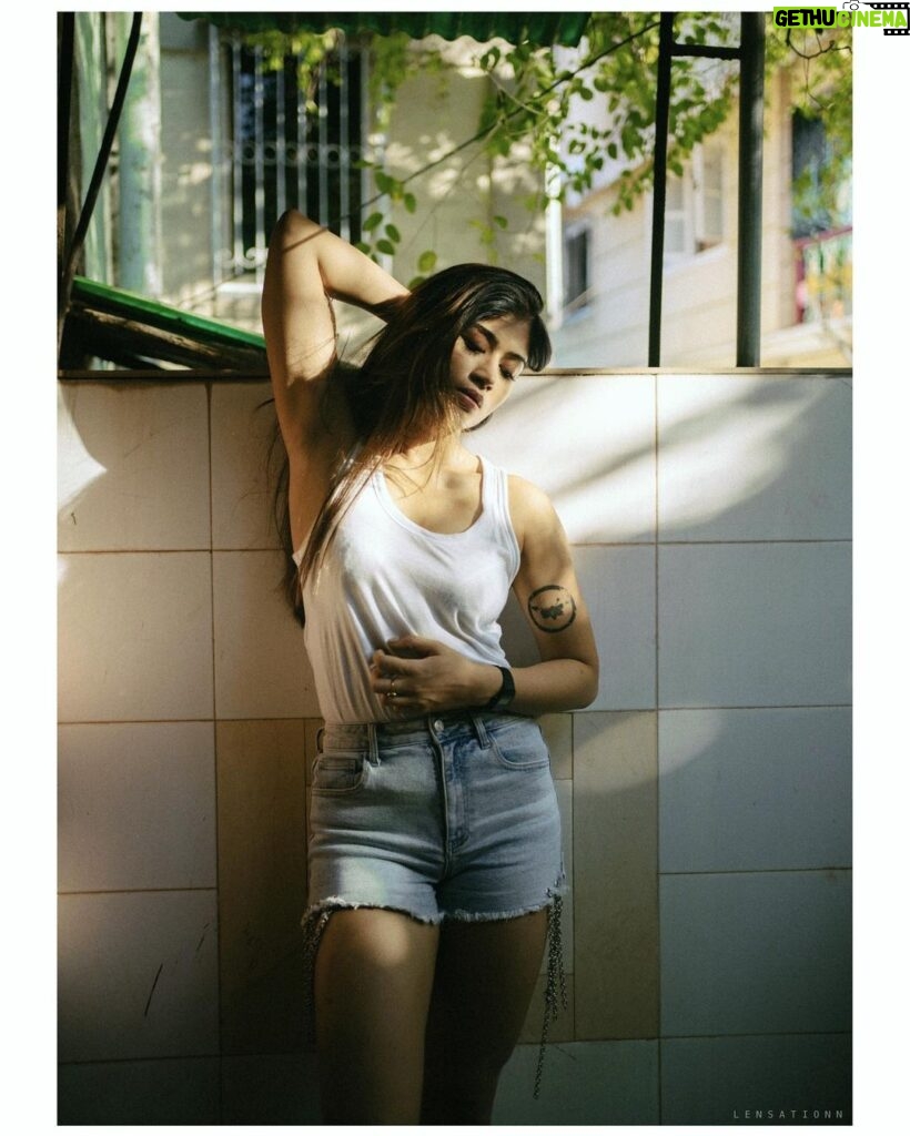 Donna Munshi Instagram - w/ @donnamunshi . . . . . . #bombay #vibes #mumbai #portraits #lensationn #moodyports #wevinked #artist #artofinstagram #sonyalpha #inspiroindia #luckyfish777 #teneromagazine #availablelight #fashion #photofilmy #pursuitofportraits #naturallight #persfamous #portraitgames Mumbai - The City of Dreams