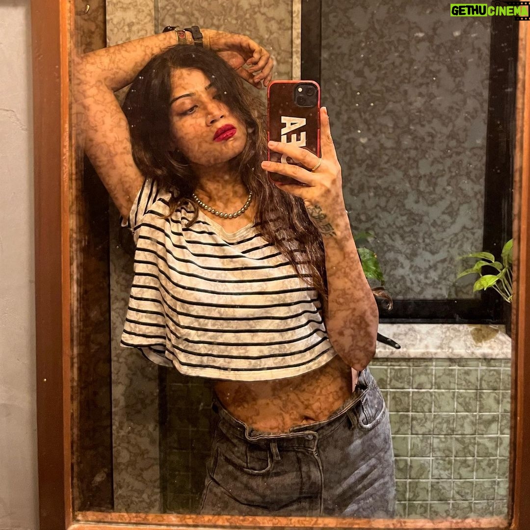 Donna Munshi Instagram - Felt nothing. Might delete everything. The #noedit life…. वांद्रे , मुंबई
