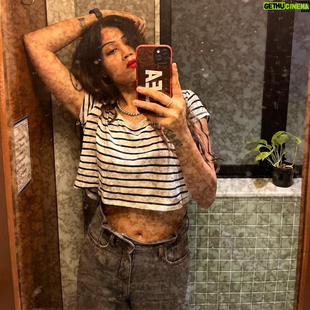 Donna Munshi Instagram - Felt nothing. Might delete everything. The #noedit life…. वांद्रे , मुंबई