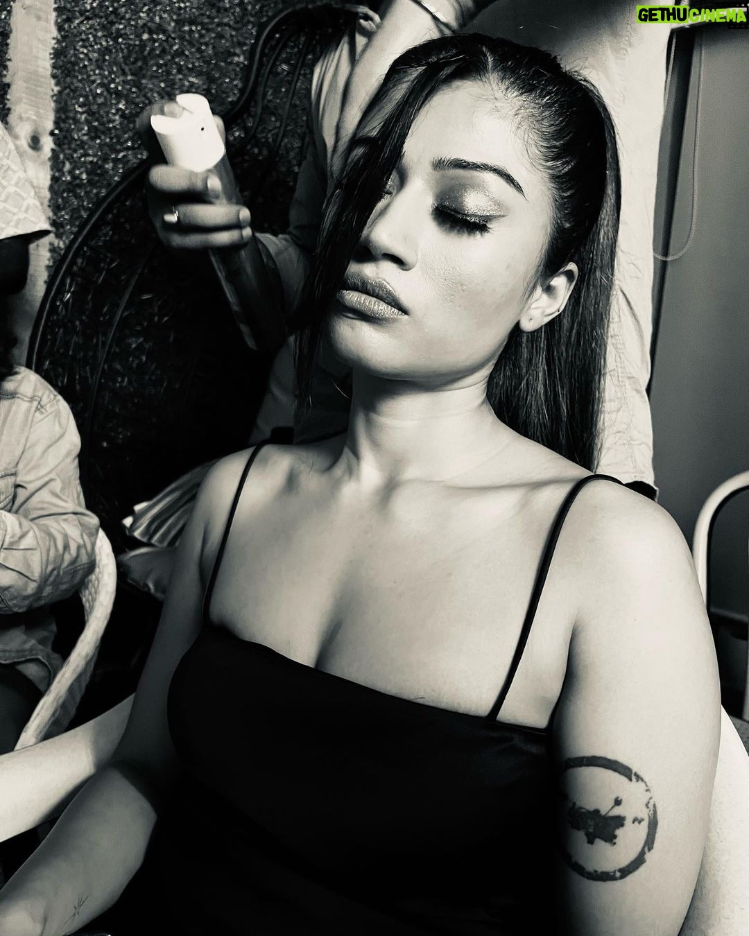 Donna Munshi Instagram - Today. @paulasperiwigplace 📸: @_._naamra_._ . . . . . . . #photoshoot #shootlife #noir #love #modellife