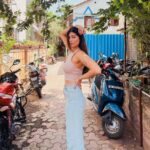 Donna Munshi Instagram – Sunshine express ☀️….
Okay, it’s not all sunshiny right now. But that doesn’t mean it won’t ever be….. if you are hurting, know that I see you and I feel you….. sending you love and light…. Yes you love :) 🤍✨
📸: @rohan._dsouza