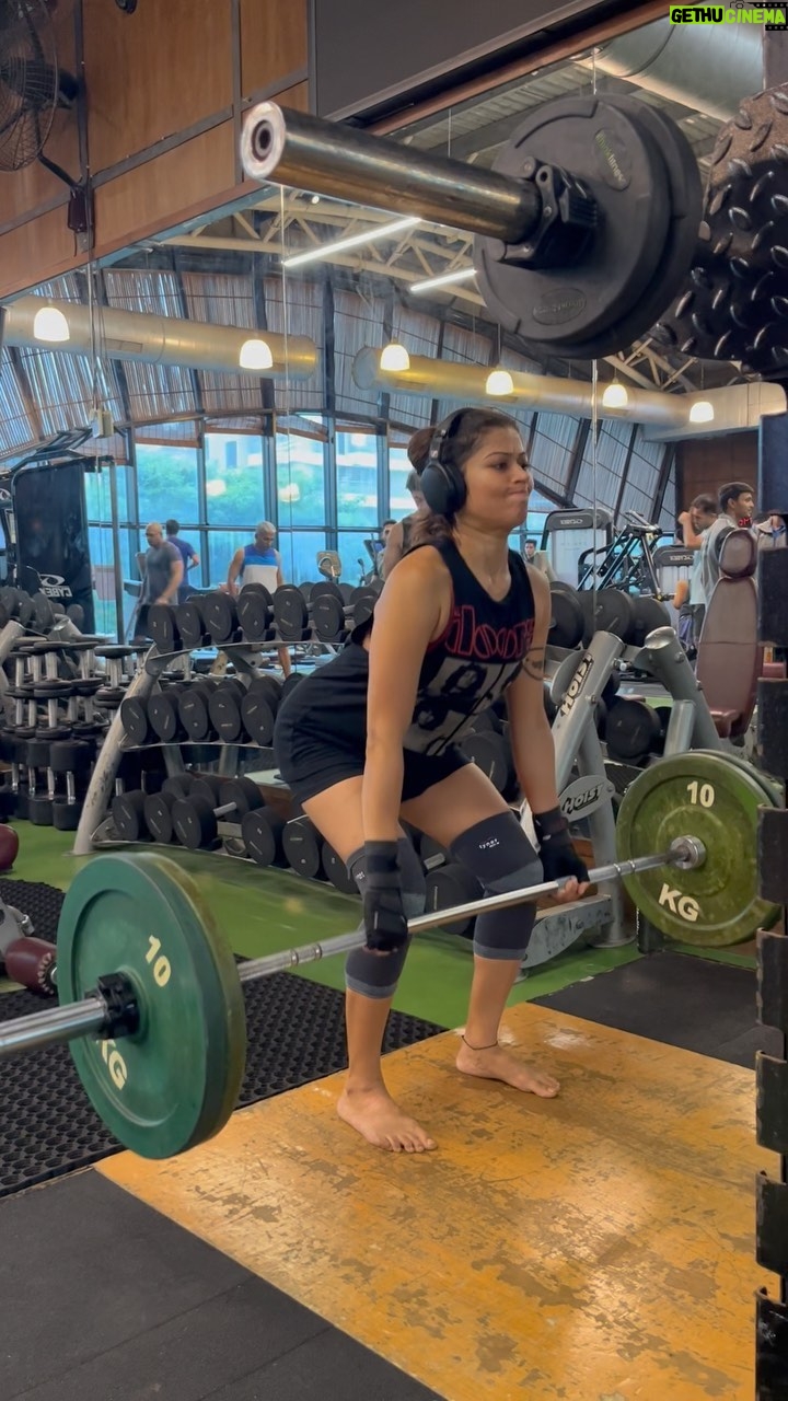 Donna Munshi Instagram - It’s only been a month since I’ve been doing deadlifts regularly after a gap of more than 5 years. 6 months since I once in a while attempted it. 28 accidents, one operation, countless injuries, Clinical depression, PTSD, Anxiety and everything else that has stopped me time and again and again from doing what I truly love. I managed to max at 70 kgs yesterday in one months time. And I’m not stopping. I’m listing all this for myself as for you. To keep implanting this thought as many times as it needs to be that all we need to do is keep going. Come whatever. Our bodies support us so beautifully when we ask it to, I can’t emphasise enough on it. Despite everything that I have faced physically and mentally, my body has supported me constantly and I can never describe it in words what I feel regarding it. Don’t stop. Not now. Not ever. 📸: self and Viraj. #fitness #deadlift #gymrat #mentalhealth #weightlifting #strongwomen #womenwholift #gymgirl