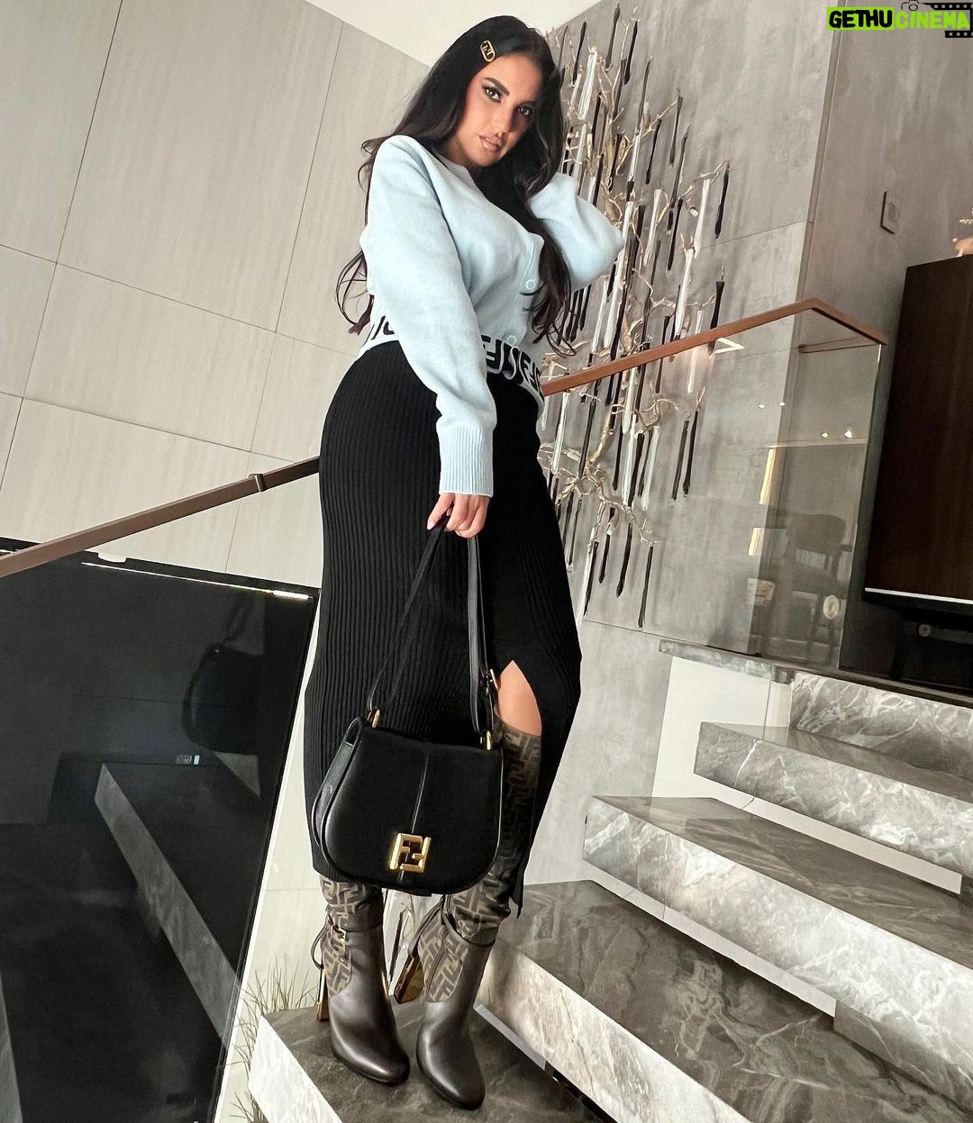 Dorra Instagram - When you know your worth, no one can make you feel worthless 🖤 @fendi #fendi