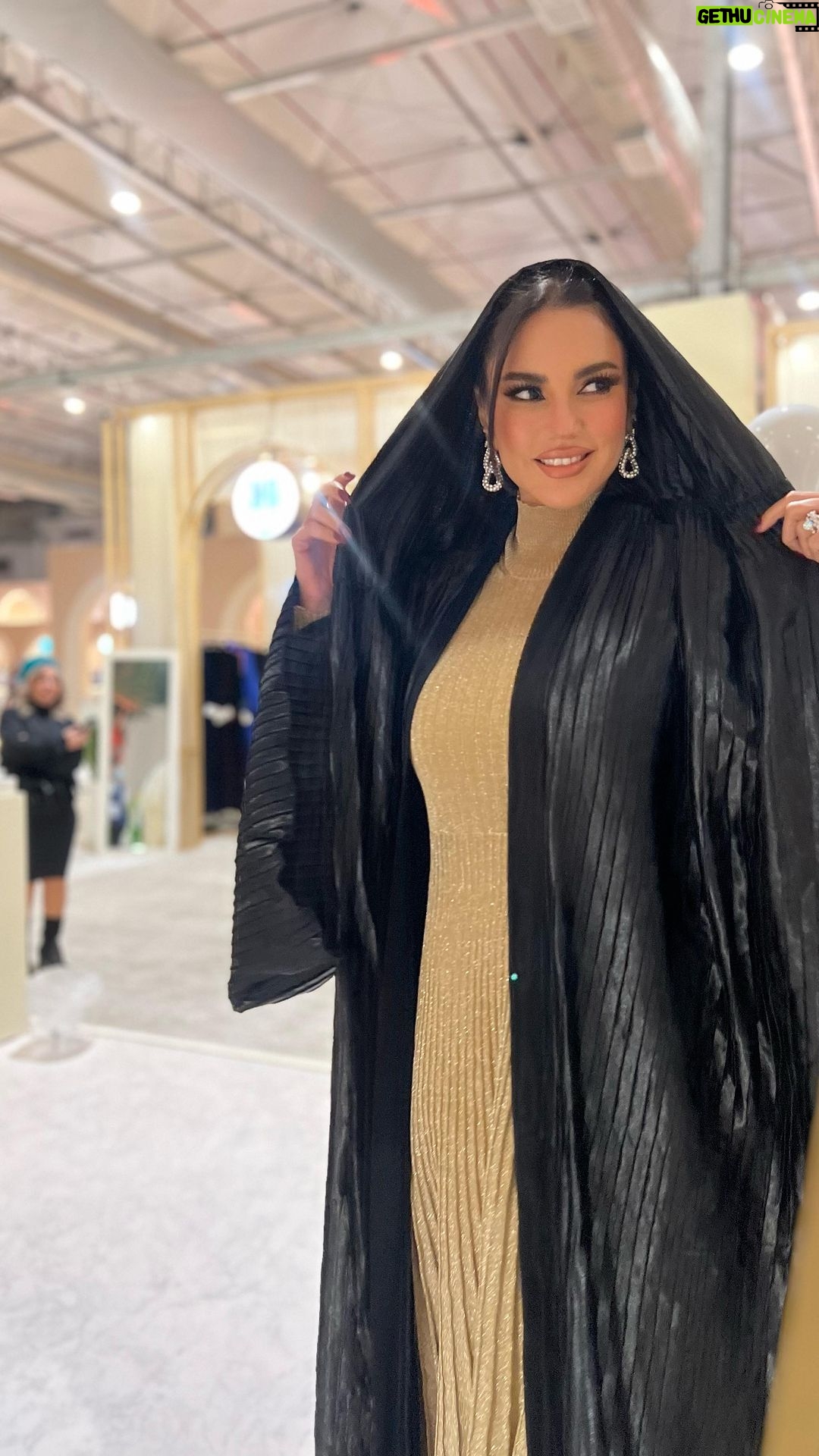 Dorra Instagram - أنا عربية ♥️ سعدت بلقاء مصممات ومصممين عرب والاطلاع على ابداعاتهم للمرأة العربية العصرية الملهمة بتراثها الغني الجميل. @anaarabiaksa Riyadh, Saudi Arabia