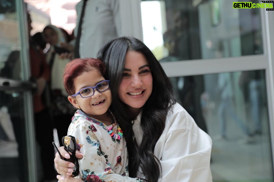 Dorra Instagram - قضيت أوقات جميلة بمشاعر حب حقيقية متبادلة مع أطفال مستشفى 57357 أثناء زيارتي الثالثة لهم وهذه المرة كان التركيز على ال art therapy لان الجانب النفسي والفني مهم أثناء العلاج للترفيه وايضا التعبير عن أنفسهم، دعمنا ليهم بكل الطرق لازم يستمر لشفاءهم وإسعادهم 💕🙏 The Fun Part with Children’s Cancer Hospital #Egypt @57357hospital Much support and love ❤️ #cancer #children #hospital #dorra