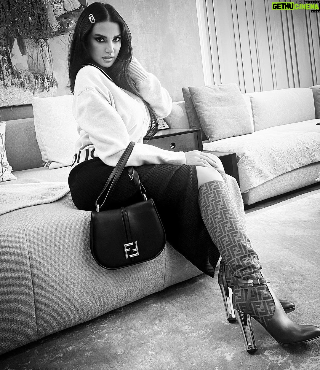 Dorra Instagram - When you know your worth, no one can make you feel worthless 🖤 @fendi #fendi