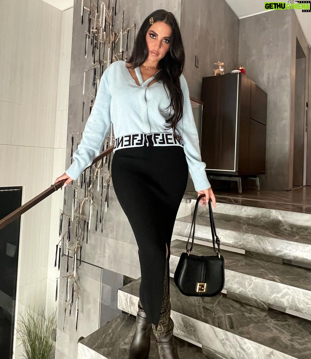 Dorra Instagram - When you know your worth, no one can make you feel worthless 🖤 @fendi #fendi