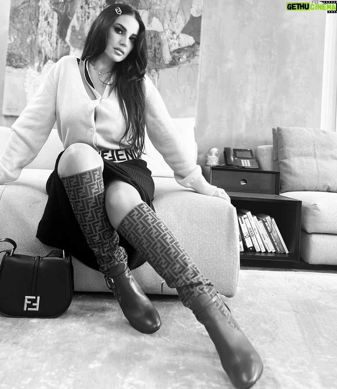 Dorra Instagram - When you know your worth, no one can make you feel worthless 🖤 @fendi #fendi