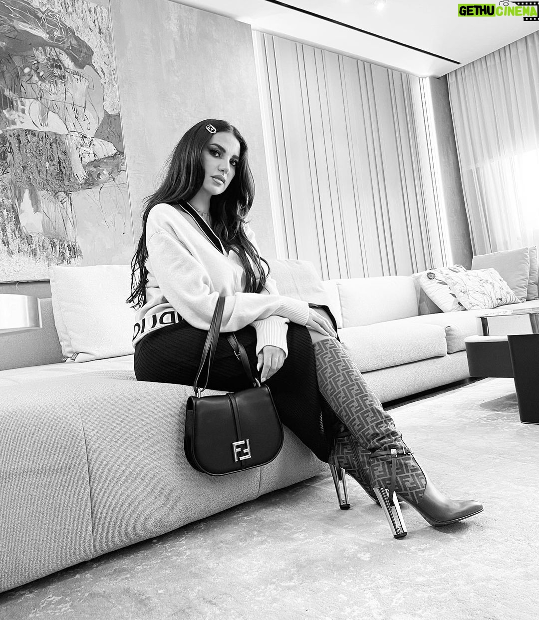 Dorra Instagram - When you know your worth, no one can make you feel worthless 🖤 @fendi #fendi