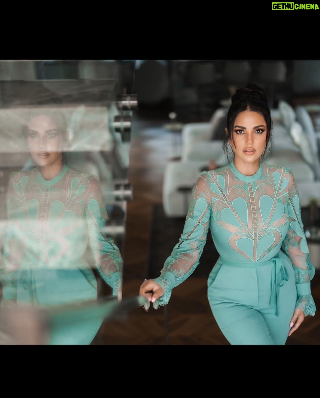 Dorra Instagram - Shout out to everyone who is still trying to be an open hearted and kind person even while having to process a lot of heavy things.. Wearing @eliesaabworld Stylist @mohamedashraff 📸 @karimmedhat Makeup @monagamalofficial 🤍 Hairstyle @amir_hagob @chezrichard