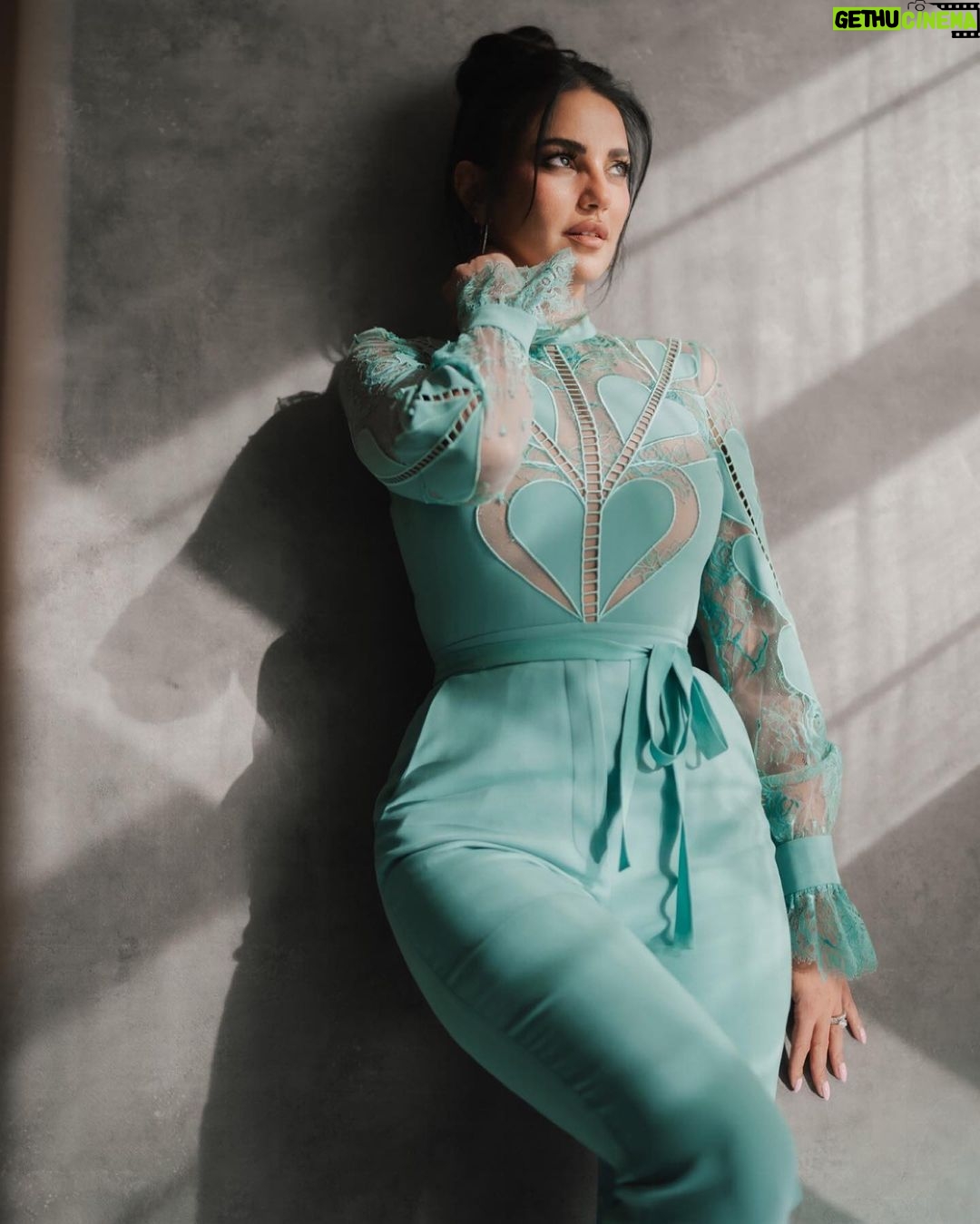Dorra Instagram - Shout out to everyone who is still trying to be an open hearted and kind person even while having to process a lot of heavy things.. Wearing @eliesaabworld Stylist @mohamedashraff 📸 @karimmedhat Makeup @monagamalofficial 🤍 Hairstyle @amir_hagob @chezrichard